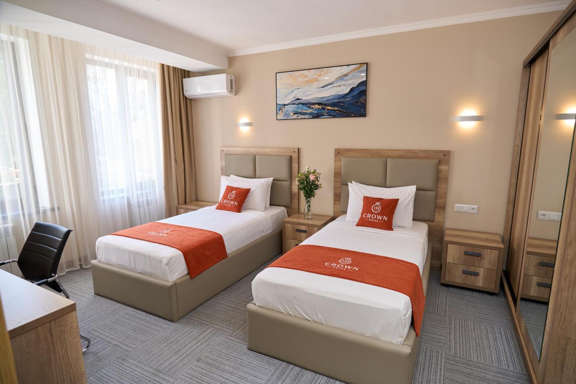 Crown Hotel Bishkek Exterior foto